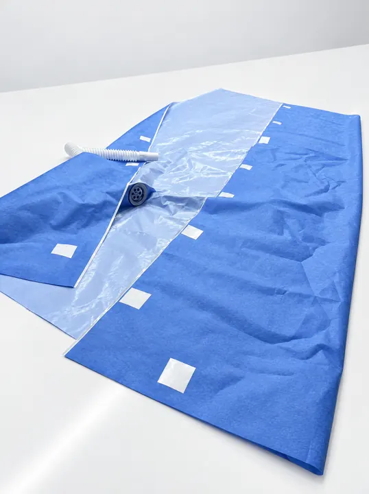 Disposable bathtub cover for nursing homes – clear panel, tape squares and drain hose | Einweg-Badewannenabdeckung für Pflegeheime | Telo copri vasca monouso per RSA e case di riposo