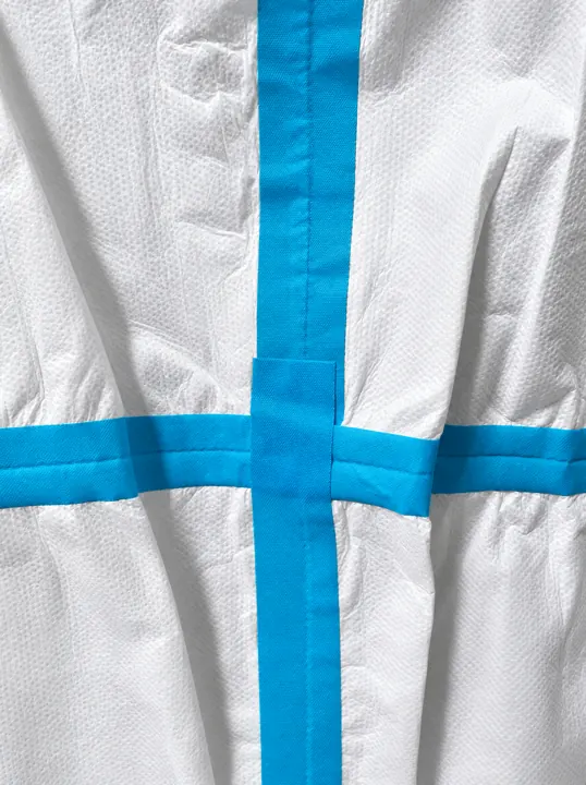 Disposable white protective coverall – blue sealing tape detail on the torso | Einweg-Schutzoverall | Tuta protettiva monouso