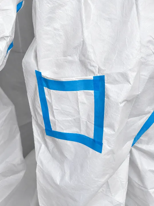 Protective coverall – pocket patch outlined with blue tape | Schutzoverall mit Tasche | Tuta protettiva con tasca