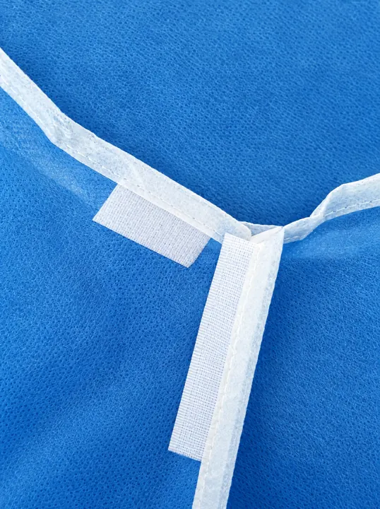 Gown neck area – white fastening tape detail | Kittel – Halsverschluss | Camice – chiusura al collo