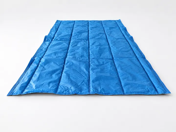 Disposable non-woven fiber blanket – stitched (quilted) construction | Einwegdecke aus Vlies (Faservlies) | Coperta monouso in TNT (tessuto non tessuto)