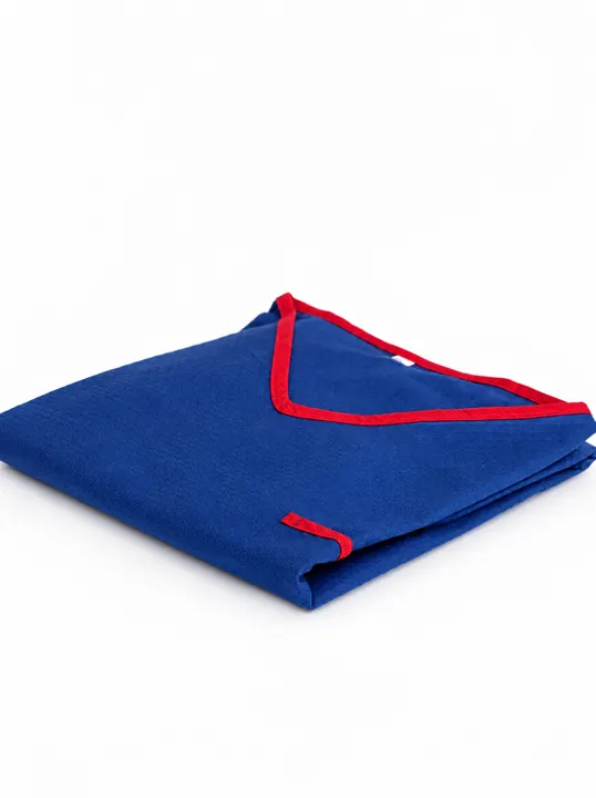Folded navy scrub – red-piped neckline | Gefaltete marineblaue Bereichskleidung | Divisa monouso blu navy piegata