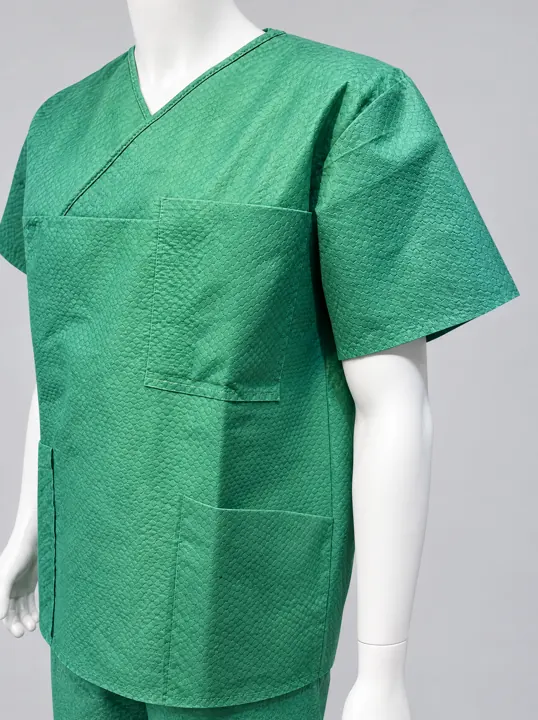 Green disposable scrub top – V-neck with pockets (on mannequin) | Grüner Einweg-OP-Kasack | Casacca monouso verde