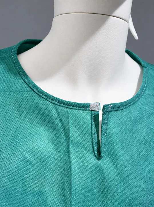 Green scrub top neckline – closure detail | Grüner OP-Kasack – Halsausschnitt | Casacca verde – scollo