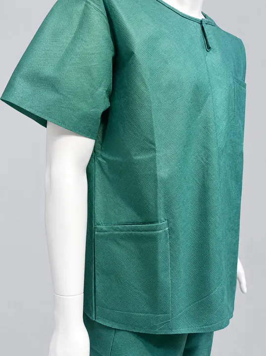 Green disposable scrub top – side view and pocket | Grüner OP-Kasack – Tasche | Casacca verde – tasca