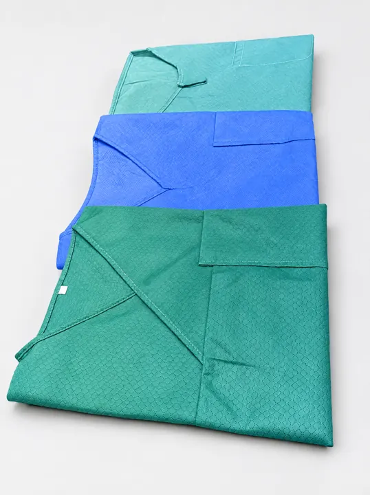Folded green, blue and teal disposable scrub tops | OP-Kasacks – grün, blau, türkis | Casacche monouso – verde, blu, turchese