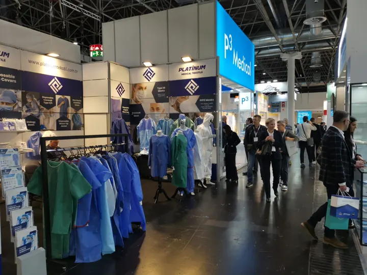 Our booth in the trade fair aisle with visitors | Unser Stand im Messegang | Il nostro stand nel corridoio della fiera