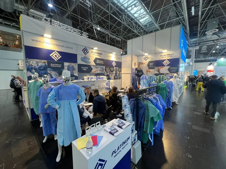 Gown and scrub samples on mannequins at our booth | Messestand – Muster an Schaufensterpuppen | Stand in fiera – campioni su manichini