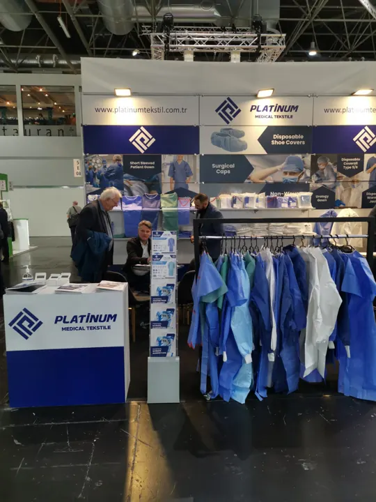 Overview of our trade fair booth – visitors and product display | Messestand – Überblick | Stand in fiera – panoramica