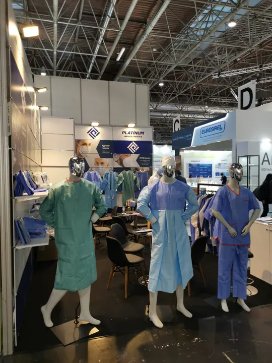 Green and blue gown and scrub samples on mannequins | Kittel und Bereichskleidung an Schaufensterpuppen | Camici e divise su manichini