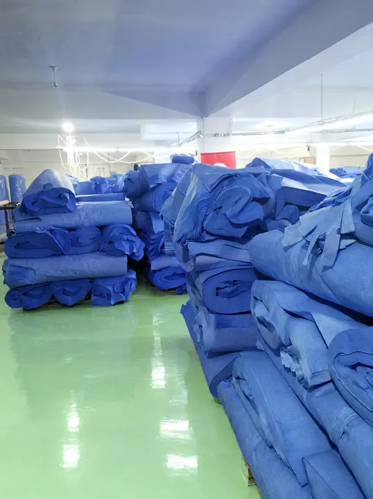 Warehouse area with stacks of folded blue products | Lager – gestapelte Produkte | Magazzino – prodotti impilati