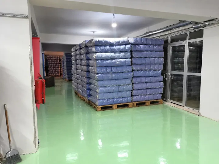 Warehouse – packed products stacked on pallets | Lager – Produktpaletten | Magazzino – pallet di prodotti